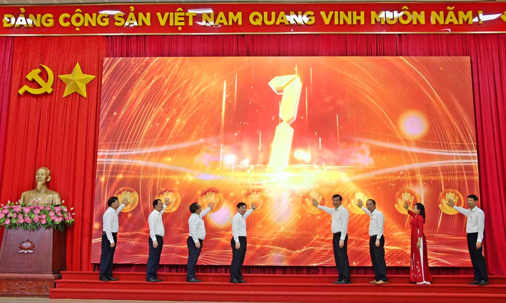 Đại diện lãnh đạo Trung tâm Phục vụ hành chính công tỉnh và lãnh đạo phường Vũ Ninh thực hiện nghi thức kích hoạt mô hình điểm hỗ trợ dịch vụ công trực tuyến tại Tổ dân phố Cô Mễ. Đại diện lãnh đạo Trung tâm Phục vụ hành chính công tỉnh và lãnh đạo phường Vũ Ninh thực hiện nghi thức kích hoạt mô hình điểm hỗ trợ dịch vụ công trực tuyến tại Tổ dân phố Cô Mễ.