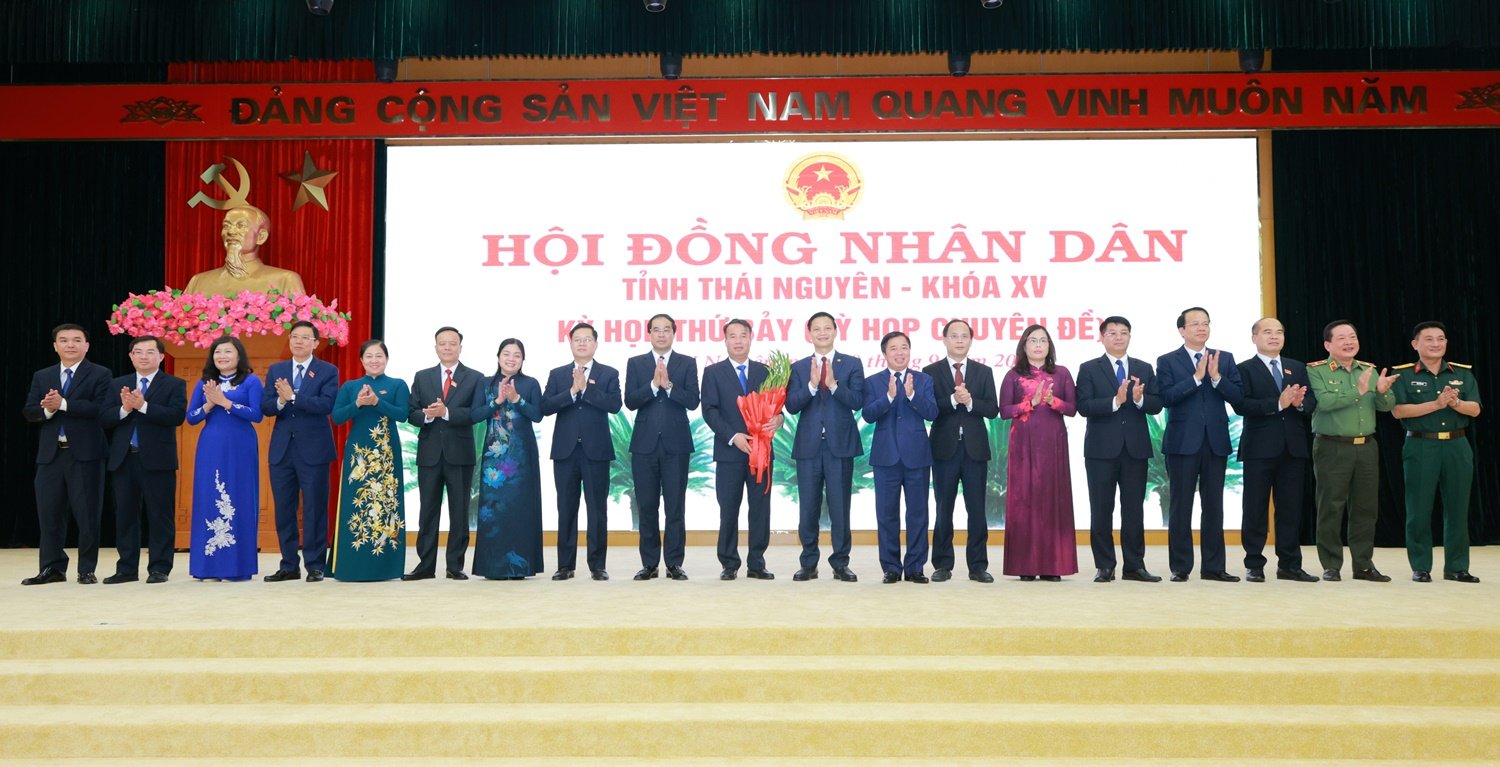 Các đồng chí lãnh đạo tỉnh Thái Nguyên tặng hoa chúc mừng đồng chí Nguyễn Thế Mạnh, Phó Bí thư Tỉnh ủy, Chủ tịch UBND tỉnh Các đồng chí lãnh đạo tỉnh Thái Nguyên tặng hoa chúc mừng đồng chí Nguyễn Thế Mạnh, Phó Bí thư Tỉnh ủy, Chủ tịch UBND tỉnh