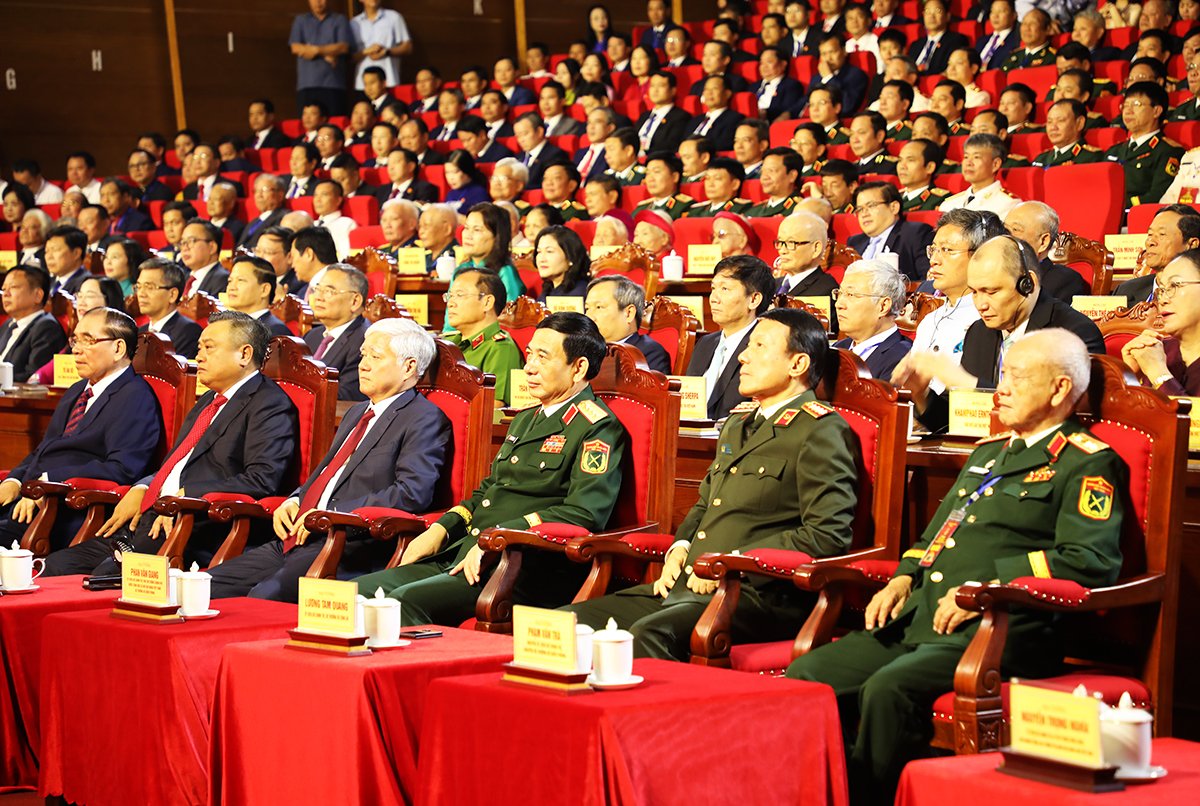 Các đồng chí lãnh đạo, nguyên lãnh đạo Đảng, Nhà nước tham dự buổi lễ Các đồng chí lãnh đạo, nguyên lãnh đạo Đảng, Nhà nước tham dự buổi lễ