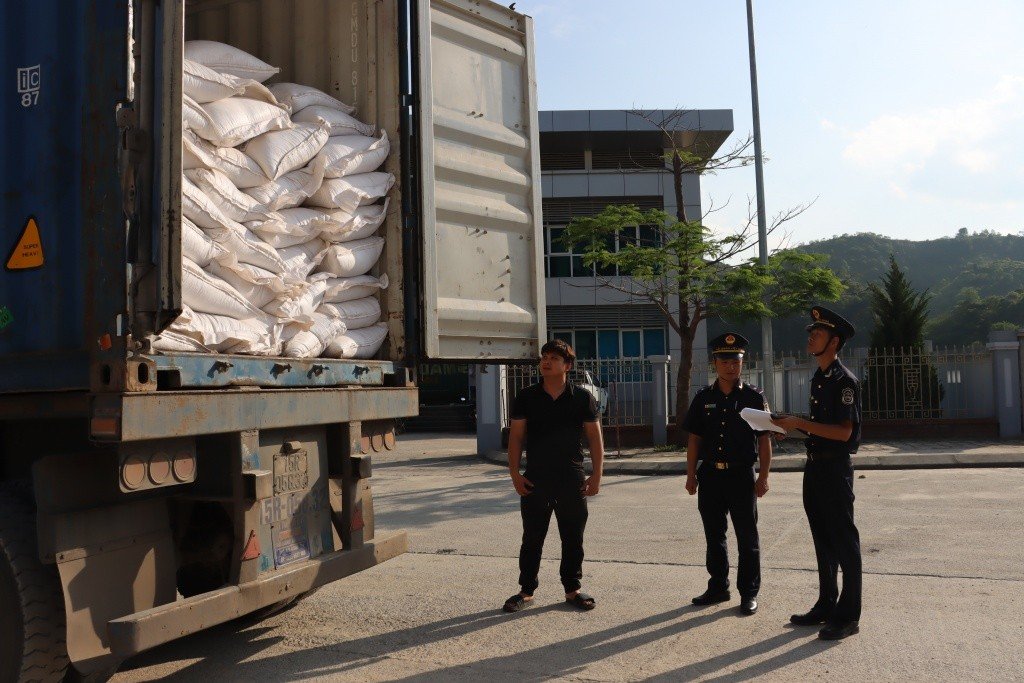 Hoạt động nghiệp vụ của c&ocirc;ng chức Chi cục Hải quan khu vực XVI. Ảnh: kv16.customs.gov.vn