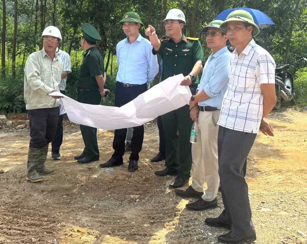 Ông Nguyễn Văn Công, Phó Chủ tịch UBND thành phố Quảng Ninh, kiểm tra hiện trường công trình kè bảo vệ bờ sông biên giới tại xã Hải Sơn Ông Nguyễn Văn Công, Phó Chủ tịch UBND thành phố Quảng Ninh, kiểm tra hiện trường công trình kè bảo vệ bờ sông biên giới tại xã Hải Sơn