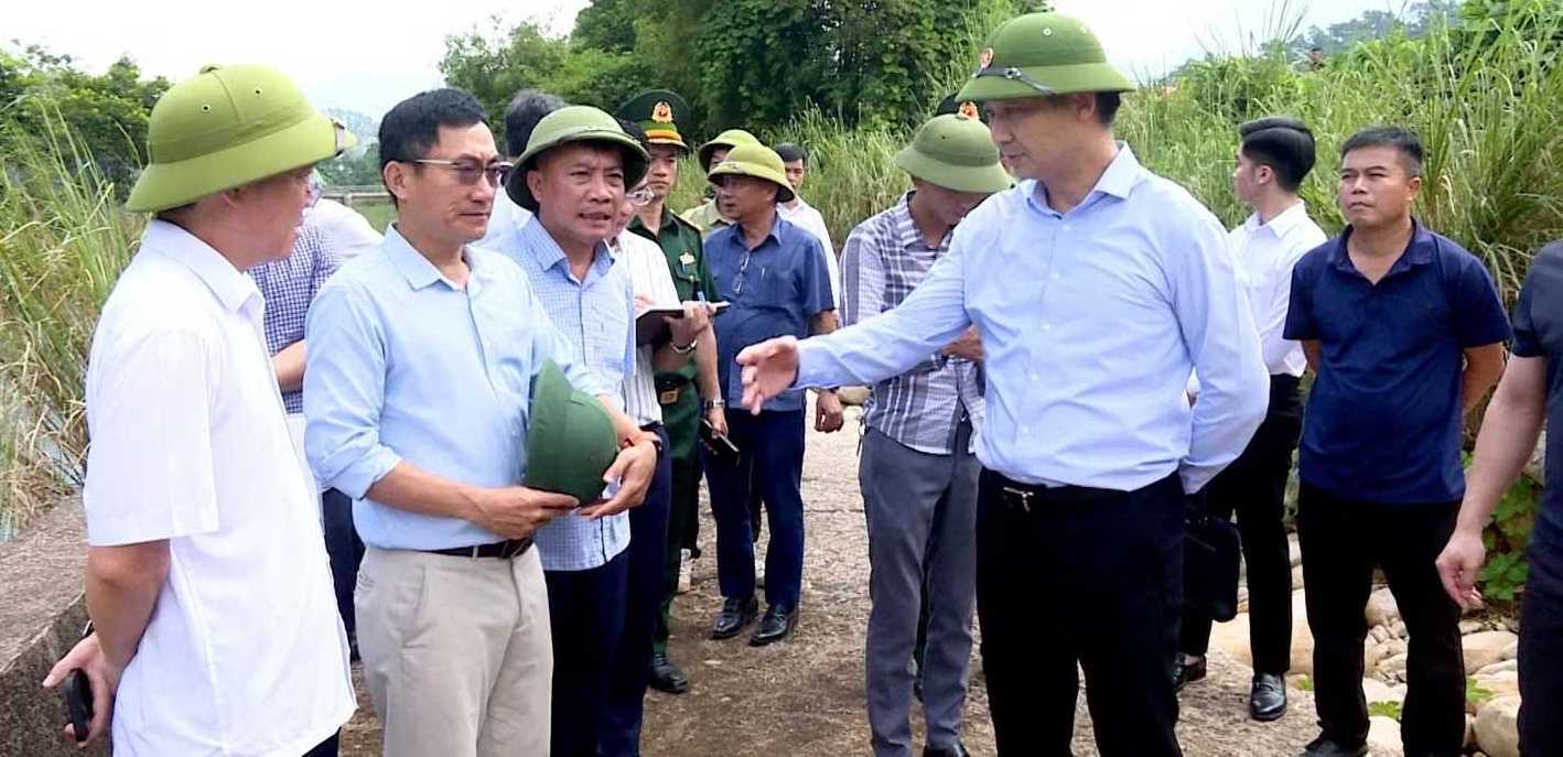 Ông Nguyễn Văn Công, Phó Chủ tịch UBND thành phố Quảng Ninh, kiểm tra hiện trạng công trình kè bảo vệ bờ sông biên giới tại xã Hoành Mô Ông Nguyễn Văn Công, Phó Chủ tịch UBND thành phố Quảng Ninh, kiểm tra hiện trạng công trình kè bảo vệ bờ sông biên giới tại xã Hoành Mô