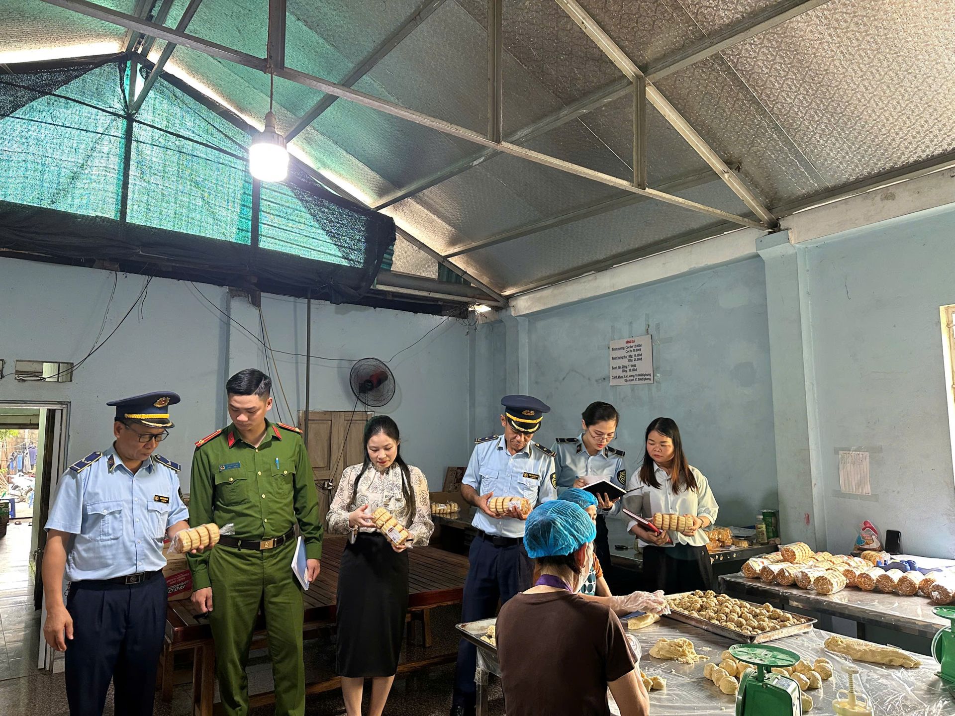 Lực lượng chức năng kiểm tra cơ sở