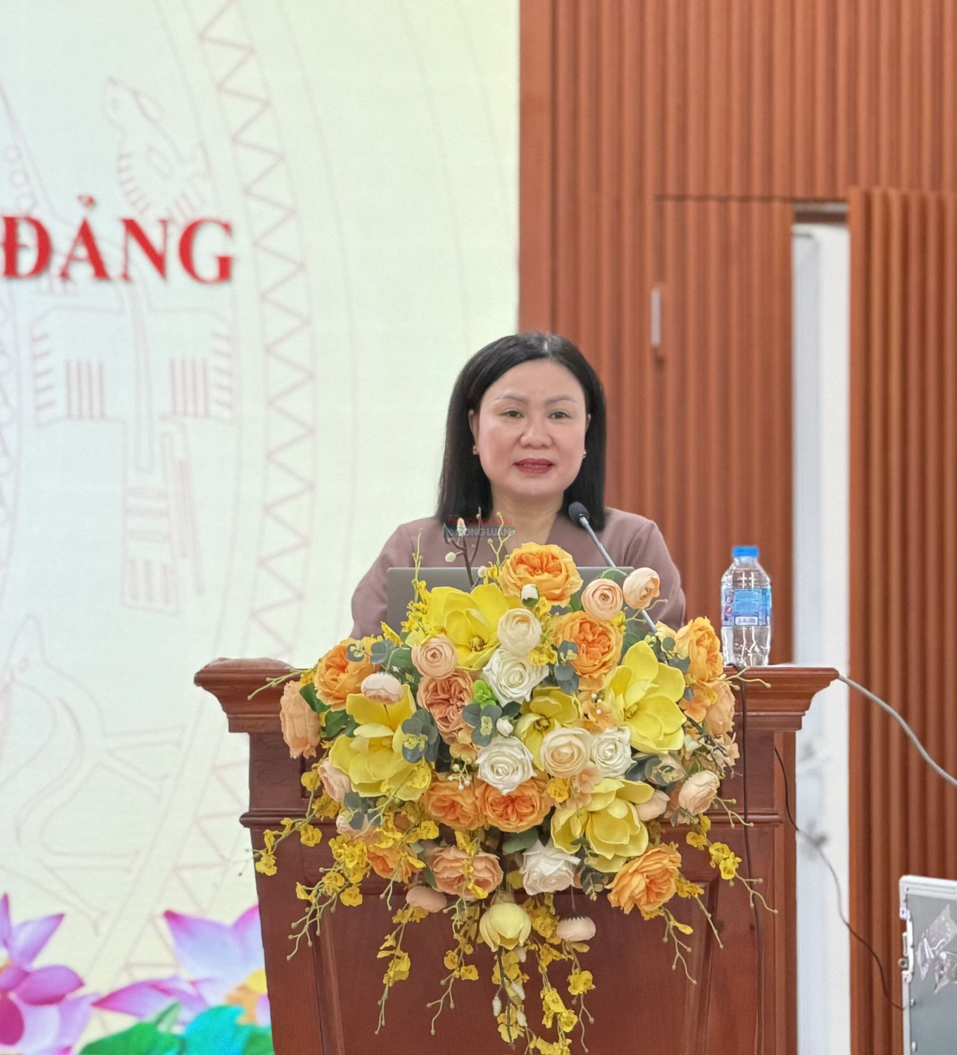 Đồng chí Nguyễn Thị Thanh, Đảng ủy viên, Phó Bí thư Thường trực Đảng ủy phường Nghĩa Đô phát biểu tại buổi tập huấn Đồng chí Nguyễn Thị Thanh, Đảng ủy viên, Phó Bí thư Thường trực Đảng ủy phường Nghĩa Đô phát biểu tại buổi tập huấn