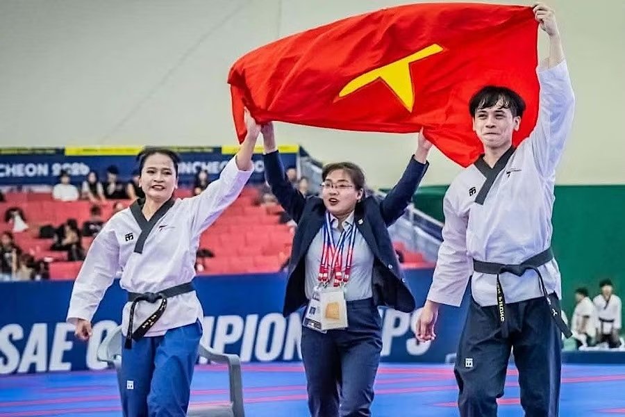 Hai VĐV Thiên Phụng và Lê Kim Taekwondo (Lâm Đồng) xuất sắc giành HCV nội dung quyền tiêu chuẩn đôi nam nữ U50. (Ảnh: Trung tâm Huấn luyện và Thi đấu Thể thao tỉnh Lâm Đồng) Hai VĐV Thiên Phụng và Lê Kim Taekwondo (Lâm Đồng) xuất sắc giành HCV nội dung quyền tiêu chuẩn đôi nam nữ U50. (Ảnh: Trung tâm Huấn luyện và Thi đấu Thể thao tỉnh Lâm Đồng)