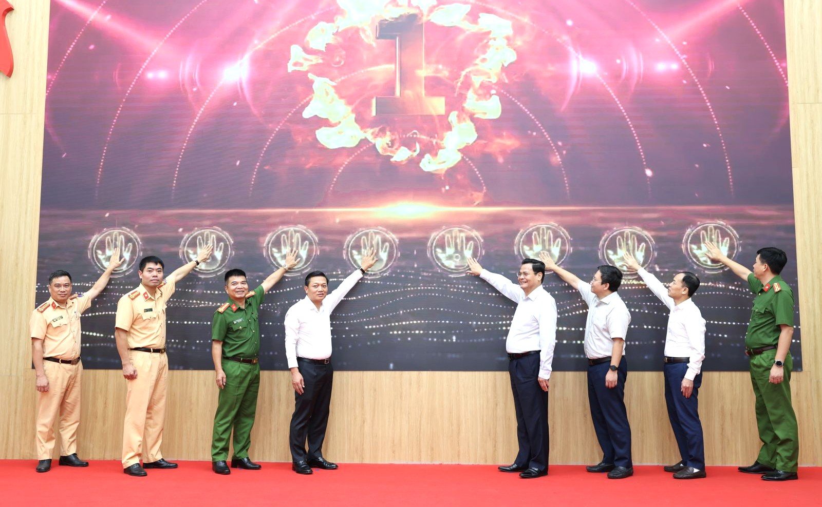 C&aacute;c đại biểu thực hiện nghi thức ấn n&uacute;t ra mắt m&ocirc; h&igrave;nh