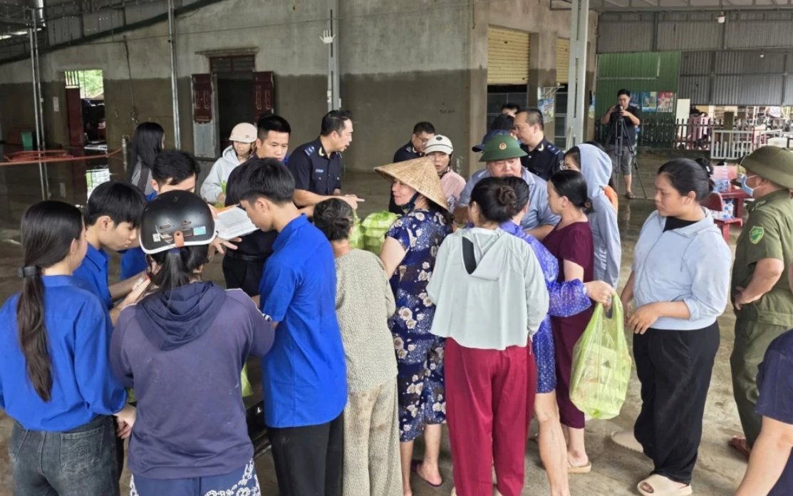 Đội Kiểm so&aacute;t Hải quan, Chi cục Hải quan khu vực IX hỗ trợ, chia sẻ kh&oacute; khăn với người d&acirc;n v&ugrave;ng ngập lụt lũ tr&ecirc;n địa b&agrave;n x&atilde; Lao Bảo, tỉnh Quảng Trị. Ảnh: &nbsp;kv09.customs.gov.vn