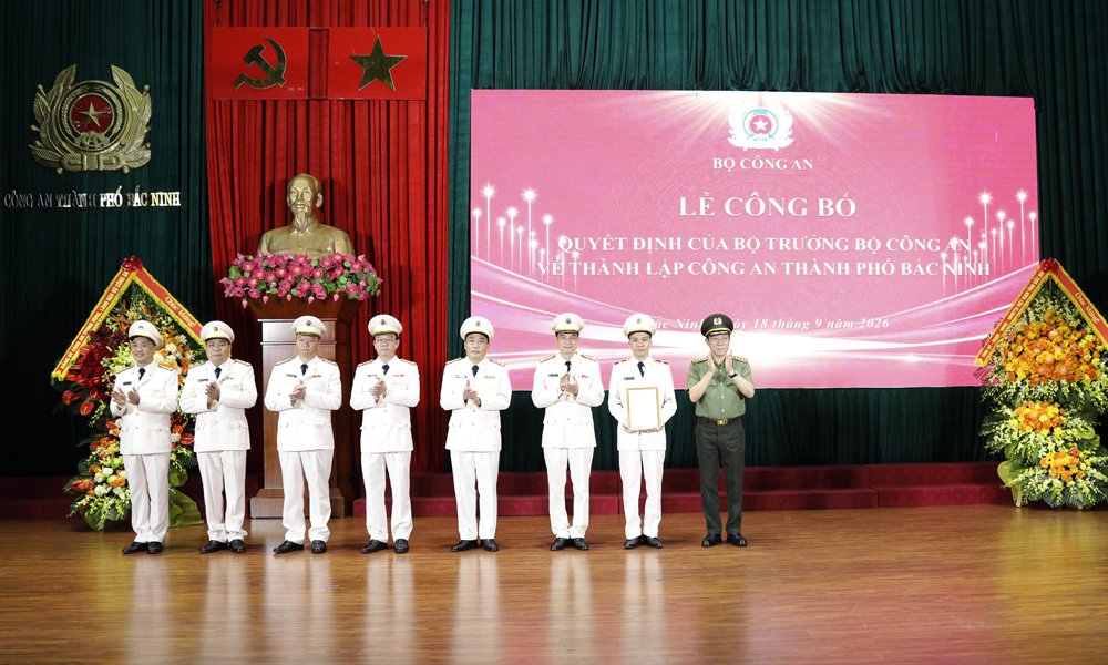 Đại tướng Lương Tam Quang, Ủy viên Bộ Chính trị, Bí thư Đảng ủy Công an Trung ương, Bộ trưởng Bộ Công an trao Quyết định thành lập Công an thành phố Bắc Ninh cho Ban Giám đốc Công an tỉnh. Đại tướng Lương Tam Quang, Ủy viên Bộ Chính trị, Bí thư Đảng ủy Công an Trung ương, Bộ trưởng Bộ Công an trao Quyết định thành lập Công an thành phố Bắc Ninh cho Ban Giám đốc Công an tỉnh.