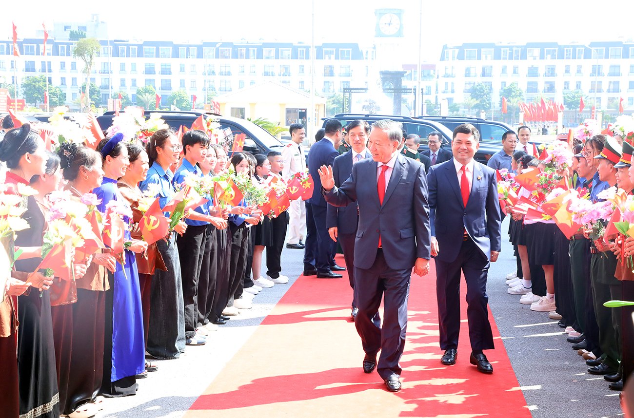 Tổng B&iacute; thư, Chủ tịch nước T&ocirc; L&acirc;m, Trưởng Ban Tổ chức Trung ương Nguyễn Duy Ngọc v&agrave; B&iacute; thư Tỉnh ủy Nguyễn Hồng Th&aacute;i vẫy ch&agrave;o đồng b&agrave;o c&aacute;c d&acirc;n tộc Bắc Ninh.