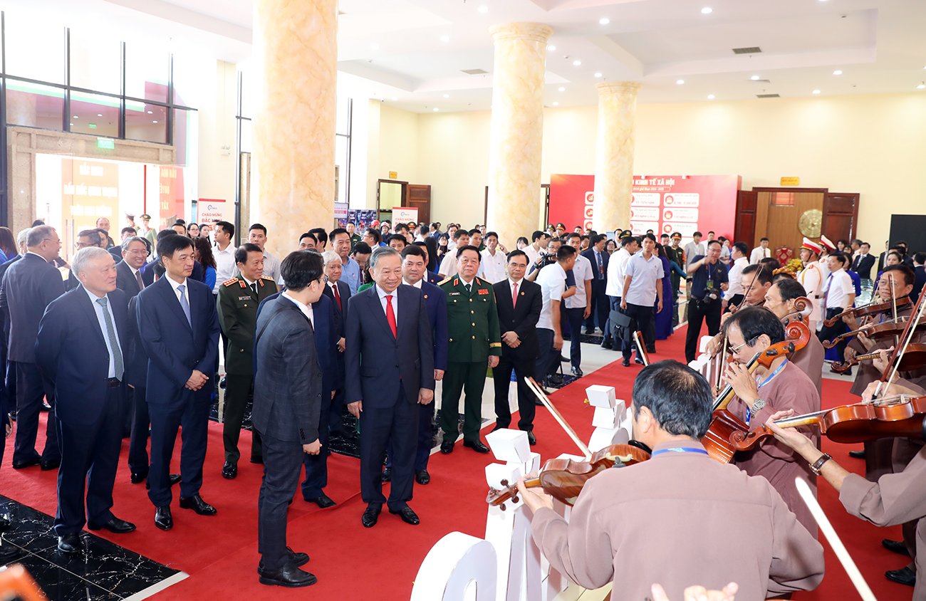 Tổng Bí thư, Chủ tịch nước Tô Lâm, Nguyên Phó Thủ tướng Thường trực Chính phủ Nguyễn Hòa Bình; Đại tướng Lương Tam Quang, Bộ trưởng Bộ Công an; Trưởng Ban Tổ chức Trung ương Nguyễn Duy Ngọc lắng nghe giai điệu violin của Câu lạc bộ Violin làng Then. Tổng Bí thư, Chủ tịch nước Tô Lâm, Nguyên Phó Thủ tướng Thường trực Chính phủ Nguyễn Hòa Bình; Đại tướng Lương Tam Quang, Bộ trưởng Bộ Công an; Trưởng Ban Tổ chức Trung ương Nguyễn Duy Ngọc lắng nghe giai điệu violin của Câu lạc bộ Violin làng Then.