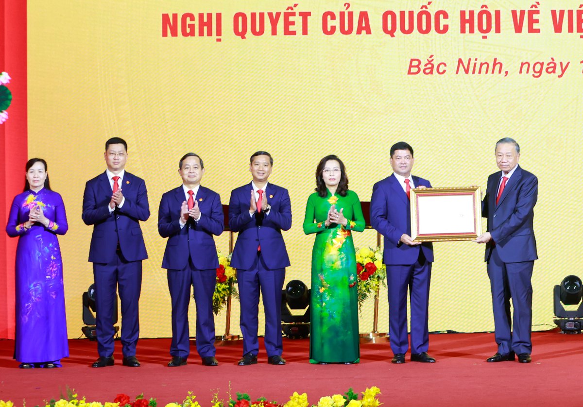 Tổng B&iacute; thư, Chủ tịch nước T&ocirc; L&acirc;m trao Nghị quyết của Quốc hội về th&agrave;nh lập th&agrave;nh phố Bắc Ninh.