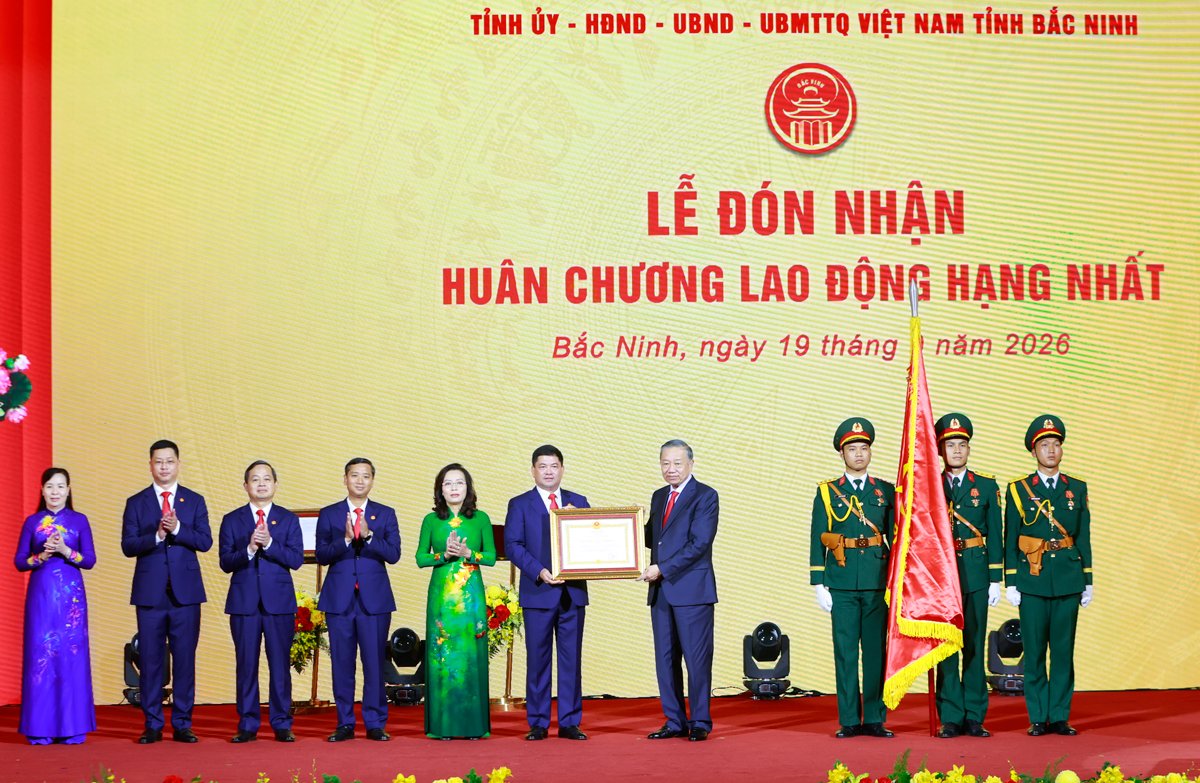 Tổng B&iacute; thư, Chủ tịch nước T&ocirc; L&acirc;m trao Hu&acirc;n chương Lao động hạng Nhất cho Đảng bộ, ch&iacute;nh quyền v&agrave; Nh&acirc;n d&acirc;n Bắc Ninh.