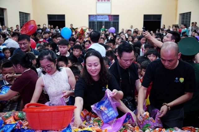 Người làm báo Xứ Nghệ mang Trung thu đến trẻ em vùng biên. Người làm báo Xứ Nghệ mang Trung thu đến trẻ em vùng biên.