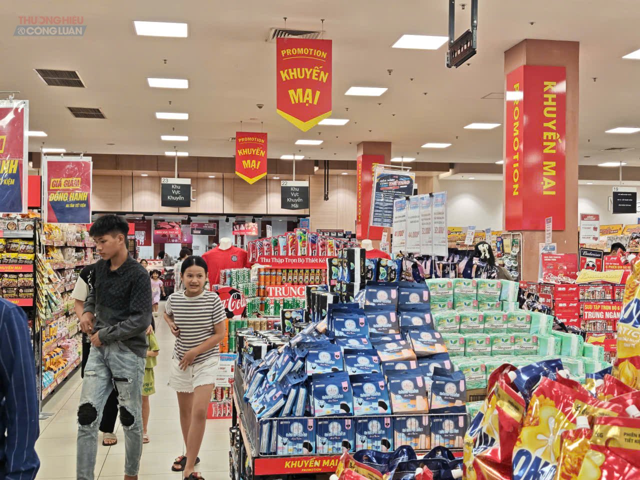 Các hệ thống bán lẻ đồng loạt tung chương trình ưu đãi để đón mùa mua sắm cao điểm cuối năm. Các hệ thống bán lẻ đồng loạt tung chương trình ưu đãi để đón mùa mua sắm cao điểm cuối năm.