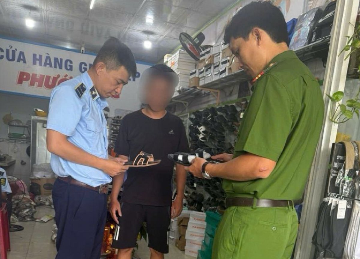 Lực lượng chức năng tỉnh Quảng Ng&atilde;i kiểm tra h&agrave;ng h&oacute;a tại cơ sở kinh doanh tr&ecirc;n địa b&agrave;n