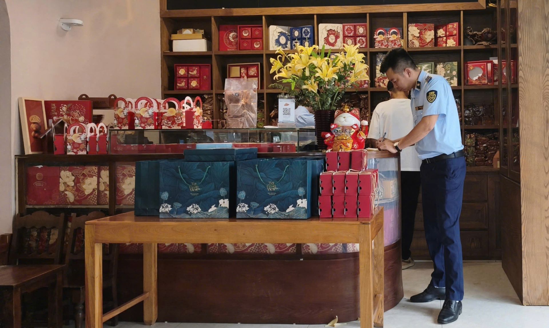 Thái Nguyên: Thu giữ hơn 1 tấn trái cây và 500 bánh Trung thu trôi nổi