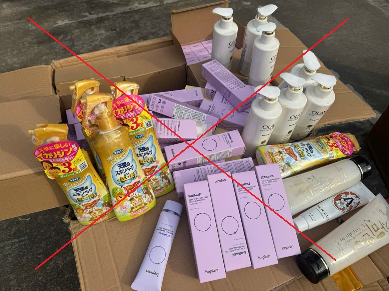 Một lượng lớn hàng hóa là mỹ phẩm giả, hàng không rõ nguồn gốc xuất xứ được lực lượng chức năng phát hiện, thu giữ. Một lượng lớn hàng hóa là mỹ phẩm giả, hàng không rõ nguồn gốc xuất xứ được lực lượng chức năng phát hiện, thu giữ.