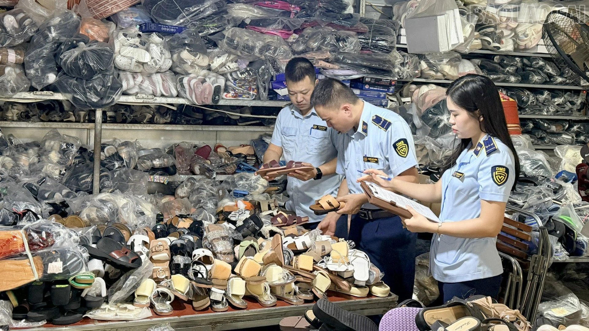 Tăng cường kiểm tra c&aacute;c mặt h&agrave;ng thời trang, gi&agrave;y d&eacute;p c&oacute; nguy cơ giả mạo nh&atilde;n hiệu, g&oacute;p phần bảo vệ quyền sở hữu tr&iacute; tuệ v&agrave; người ti&ecirc;u d&ugrave;ng.