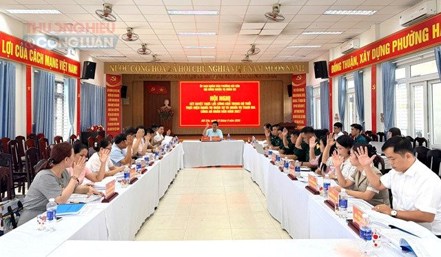 Đại biểu dự hội nghị th&ocirc;ng qua c&aacute;c nh&oacute;m danh s&aacute;ch x&eacute;t duyệt nghĩa vụ qu&acirc;n sự.