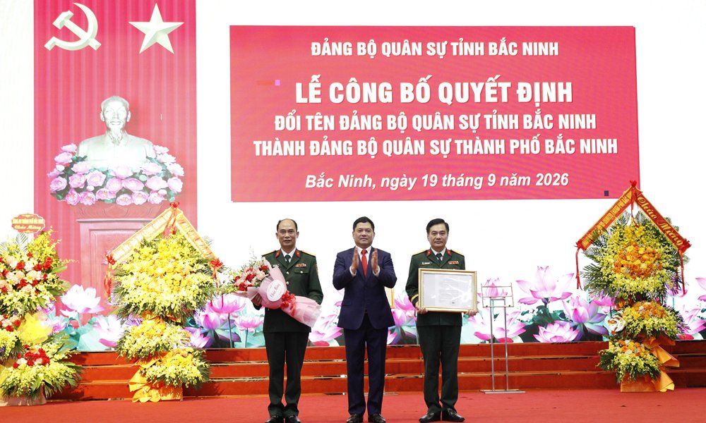 Đồng chí Nguyễn Hồng Thái, Bí thư Tỉnh ủy Bắc Ninh trao Quyết định đổi tên Đảng bộ Quân sự tỉnh Bắc Ninh thành Đảng bộ Quân sự thành phố Bắc Ninh. Đồng chí Nguyễn Hồng Thái, Bí thư Tỉnh ủy Bắc Ninh trao Quyết định đổi tên Đảng bộ Quân sự tỉnh Bắc Ninh thành Đảng bộ Quân sự thành phố Bắc Ninh.
