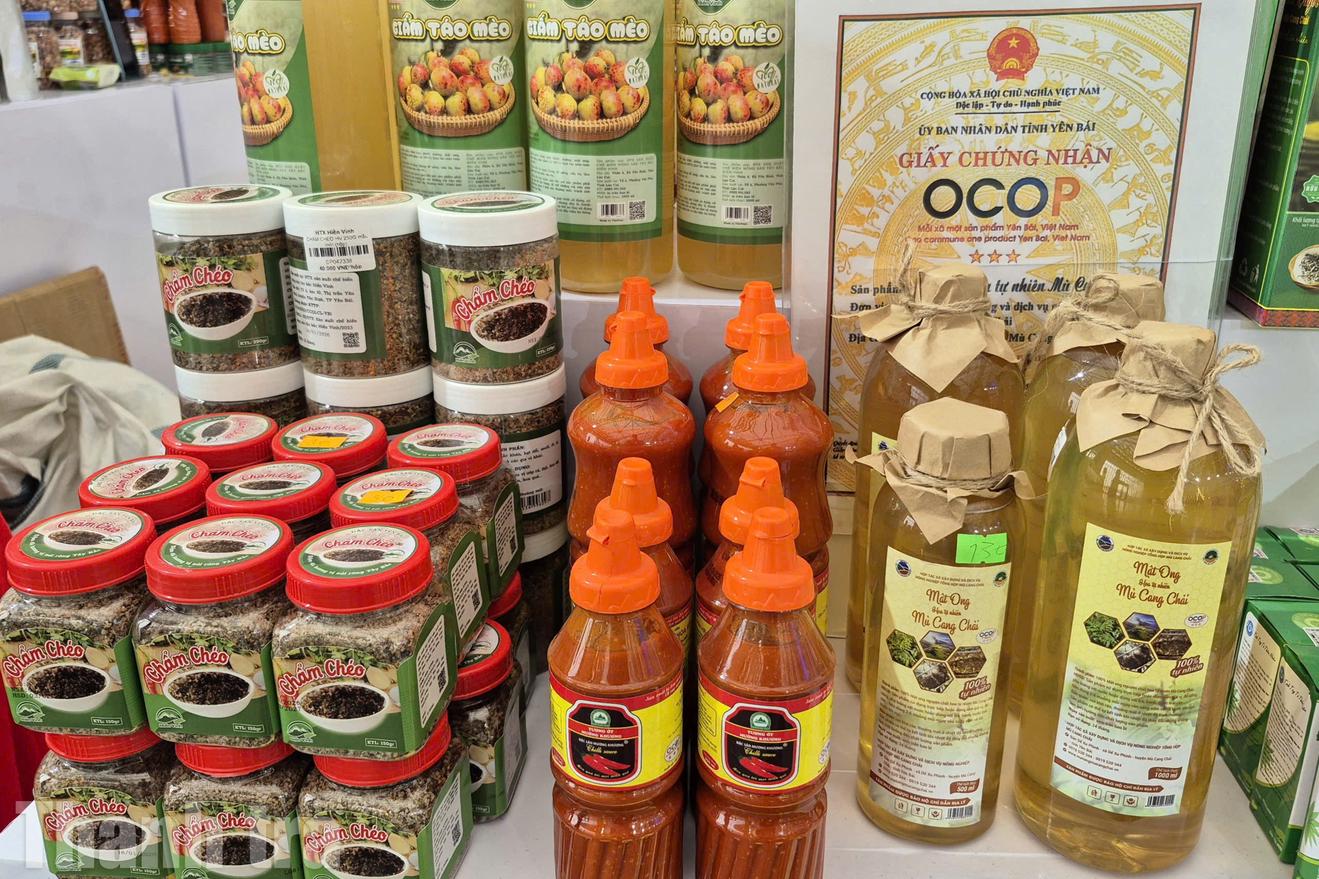 Chủ tịch UBND tỉnh Lào Cai yêu cầu các sở, ngành, địa phương tăng cường công tác kiểm tra, giám sát sản phẩm OCOP trên địa bàn, góp phần duy trì chất lượng, tiêu chí và uy tín của các sản phẩm đã được đánh giá, phân hạng. Chủ tịch UBND tỉnh Lào Cai yêu cầu các sở, ngành, địa phương tăng cường công tác kiểm tra, giám sát sản phẩm OCOP trên địa bàn, góp phần duy trì chất lượng, tiêu chí và uy tín của các sản phẩm đã được đánh giá, phân hạng.