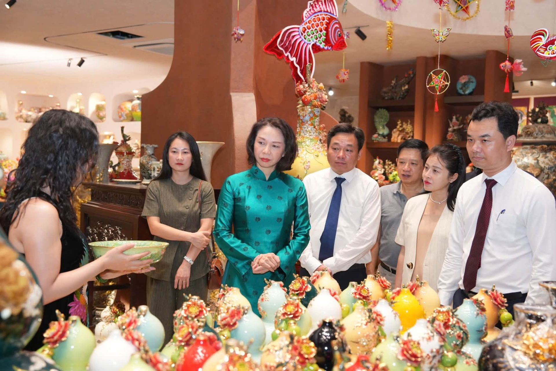 C&aacute;c đại biểu tham quan, t&igrave;m hiểu những sản phẩm gốm B&aacute;t Tr&agrave;ng được trưng b&agrave;y trong khu&ocirc;n khổ chương tr&igrave;nh &ldquo;Thanh &acirc;m Gốm&rdquo;.