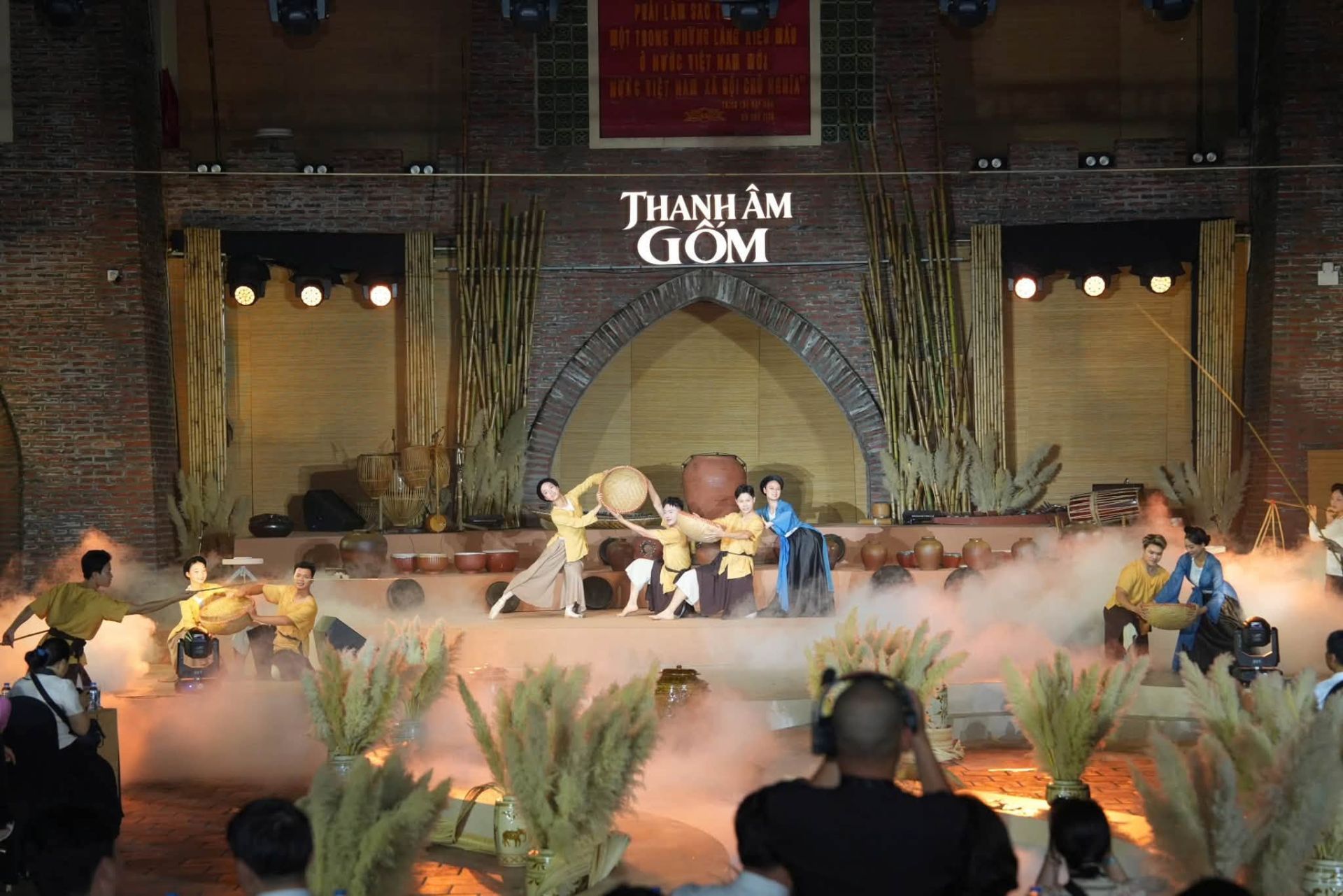 Một tiết mục nghệ thuật tại chương tr&igrave;nh &ldquo;Thanh &acirc;m Gốm&rdquo;, t&aacute;i hiện c&acirc;u chuyện về đất, nghề v&agrave; con người B&aacute;t Tr&agrave;ng bằng ng&ocirc;n ngữ nghệ thuật đương đại.