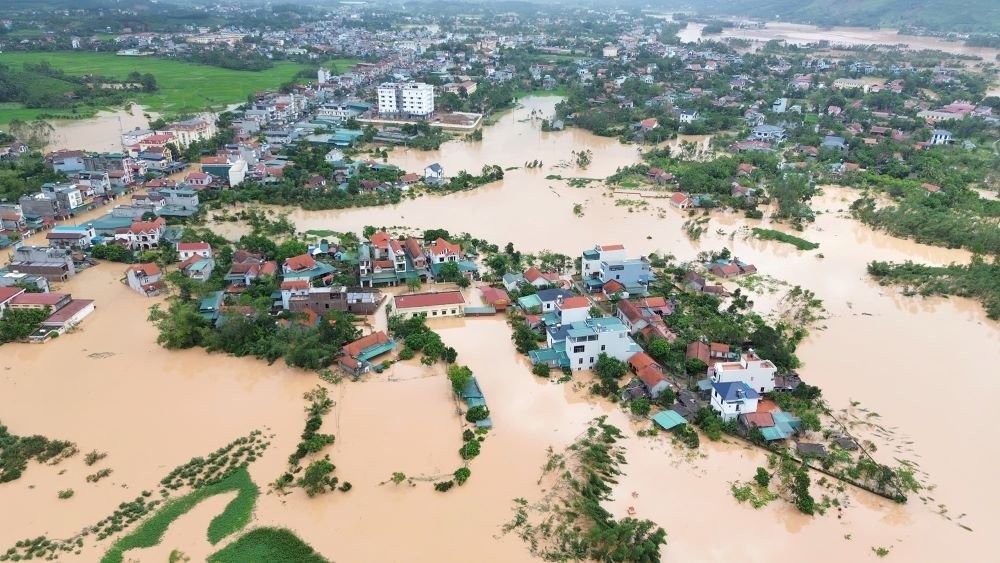 Hiện tại, hơn 15.000 nh&agrave; vẫn ngập c&ugrave;ng h&agrave;ng chục ngh&igrave;n ha c&acirc;y trồng bị ngập, thiệt hại.