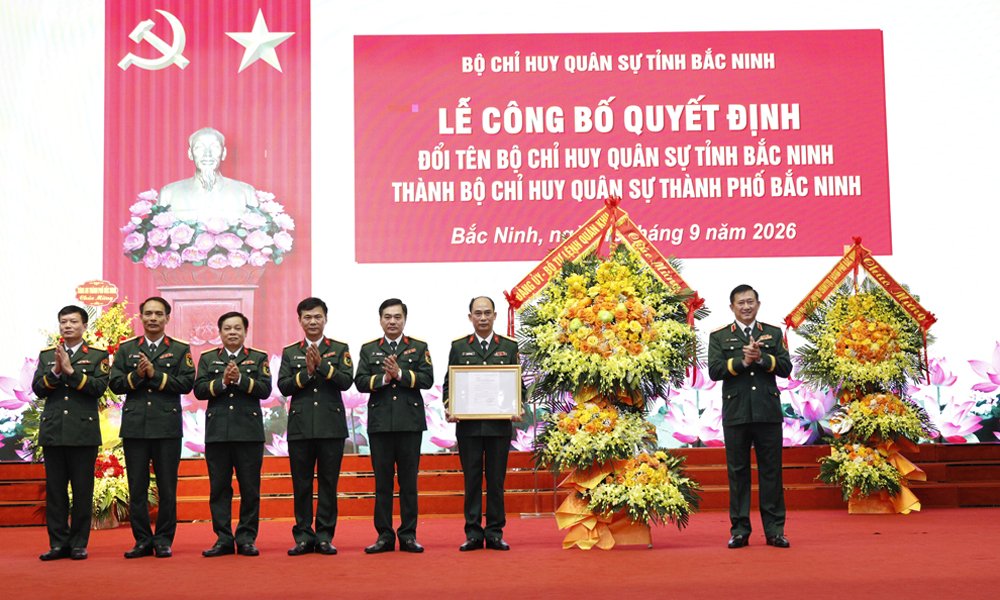 Trung tướng La Công Phương trao Quyết định của Bộ trưởng Bộ Quốc phòng về việc đổi tên Bộ Chỉ huy quân sự tỉnh Bắc Ninh thành Bộ Chỉ huy quân sự thành phố Bắc Ninh. Trung tướng La Công Phương trao Quyết định của Bộ trưởng Bộ Quốc phòng về việc đổi tên Bộ Chỉ huy quân sự tỉnh Bắc Ninh thành Bộ Chỉ huy quân sự thành phố Bắc Ninh.