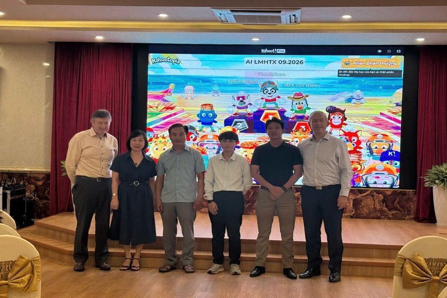 B&agrave; B&ugrave;i Thị Thanh Xu&acirc;n, Li&ecirc;n minh Hợp t&aacute;c x&atilde; tỉnh L&acirc;m Đồng tham gia Minigame c&aacute;c c&acirc;u hỏi về AI tại lớp tập huấn.