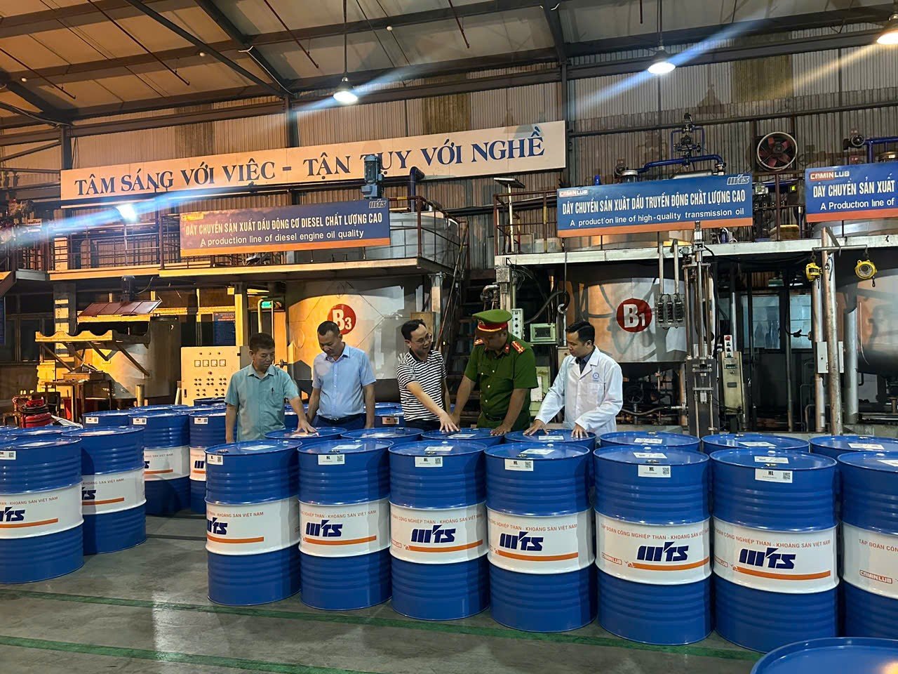C&aacute;n bộ Ph&ograve;ng Cảnh s&aacute;t kinh tế C&ocirc;ng an th&agrave;nh phố Quảng Ninh kiểm tra, hướng dẫn tại d&acirc;y chuyền sản xuất tại Nh&agrave; m&aacute;y sản xuất dầu nhờn 12/11 thuộc C&ocirc;ng ty Cổ phần Vật tư - TKV