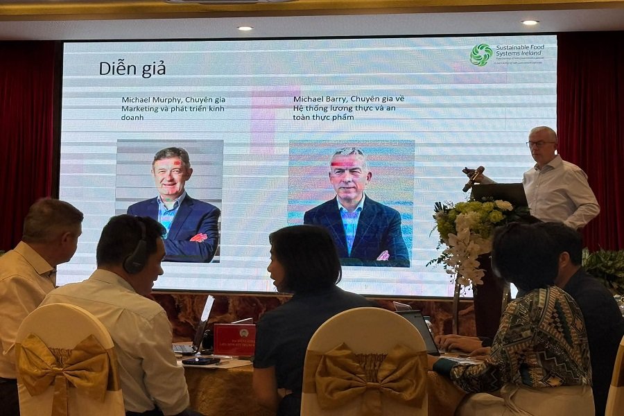 &Ocirc;ng Michael Barry &ndash; chuy&ecirc;n gia về hệ thống lương thực v&agrave; an to&agrave;n thực phẩm; &ocirc;ng Michael Murphy &ndash; chuy&ecirc;n gia Marketing v&agrave; ph&aacute;t triển kinh doanh, c&ugrave;ng thuộc Sustainable Food Systems Ireland (SFSI); diễn giả tại lớp tập huấn. (Ảnh: CTV)