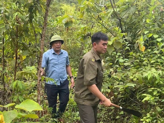 Chính quyền xã Yên Na mở đường tạm tiếp cận hơn 300 hộ dân bị cô lập.. Chính quyền xã Yên Na mở đường tạm tiếp cận hơn 300 hộ dân bị cô lập..
