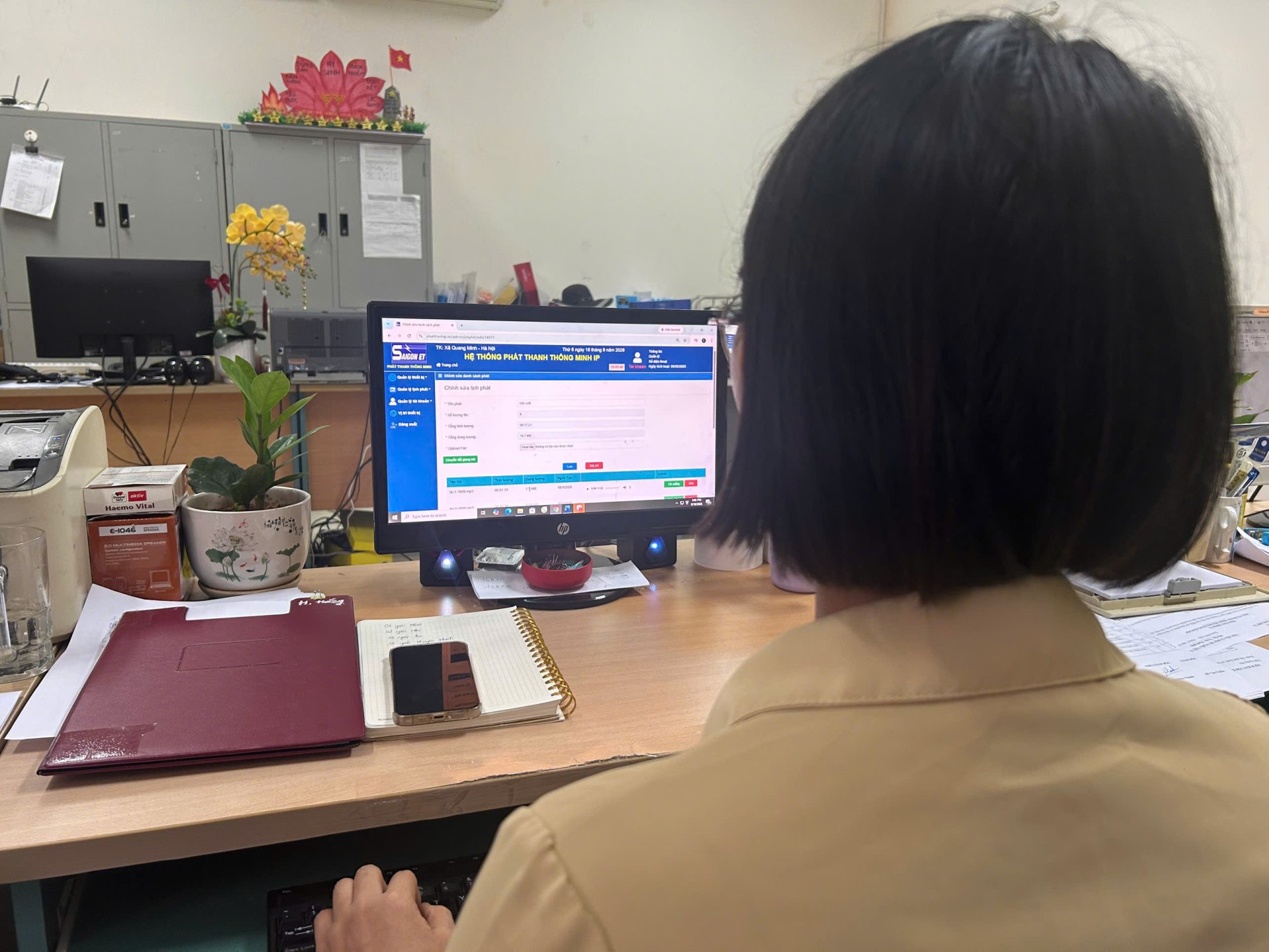 Cán bộ Trung tâm Dịch vụ tổng hợp xã Quang Minh sản xuất chương trình phát thanh Cán bộ Trung tâm Dịch vụ tổng hợp xã Quang Minh sản xuất chương trình phát thanh