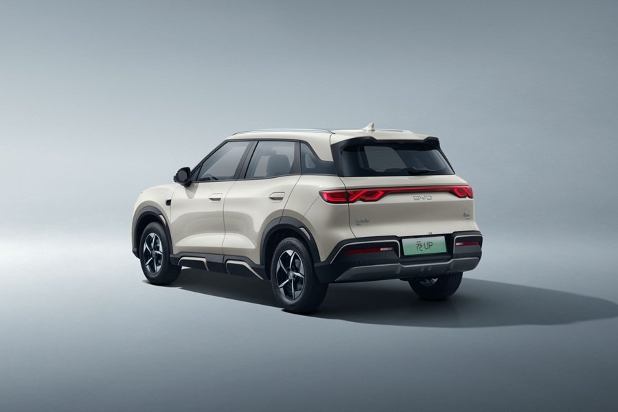 Thiết kế phía sau của BYD Yuan UP với dải đèn hậu chạy ngang thân xe. Hình dùng minh họa kiểu dáng, có thể không phải đúng phiên bản Feichi Edition 2027. Thiết kế phía sau của BYD Yuan UP với dải đèn hậu chạy ngang thân xe. Hình dùng minh họa kiểu dáng, có thể không phải đúng phiên bản Feichi Edition 2027.