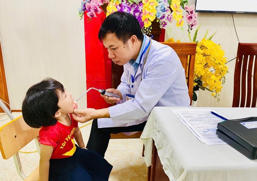 C&aacute;n bộ Trạm Y tế kh&aacute;m, kiểm tra sức khỏe cho học sinh