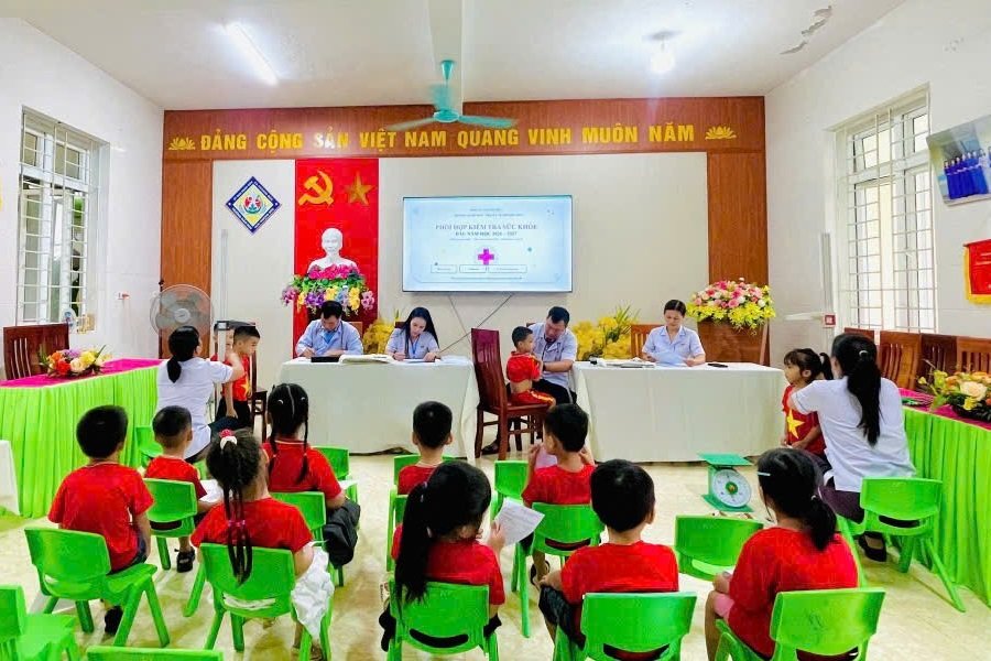 Kh&aacute;m sức khỏe đầu năm học cho học sinh nhằm s&agrave;ng lọc bệnh l&yacute; học đường
