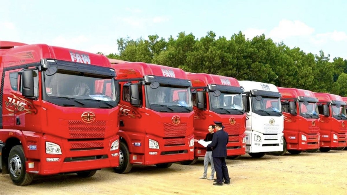 Hoạt động nghiệp vụ của c&ocirc;ng chức Hải quan cửa khẩu quốc tế T&agrave; L&ugrave;ng, Chi cục Hải quan khu vực XVI. Ảnh: TB