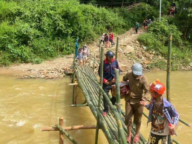 172 học sinh vùng sạt lở ở Nghệ An được bố trí đường tậm để đến trường. 172 học sinh vùng sạt lở ở Nghệ An được bố trí đường tậm để đến trường.