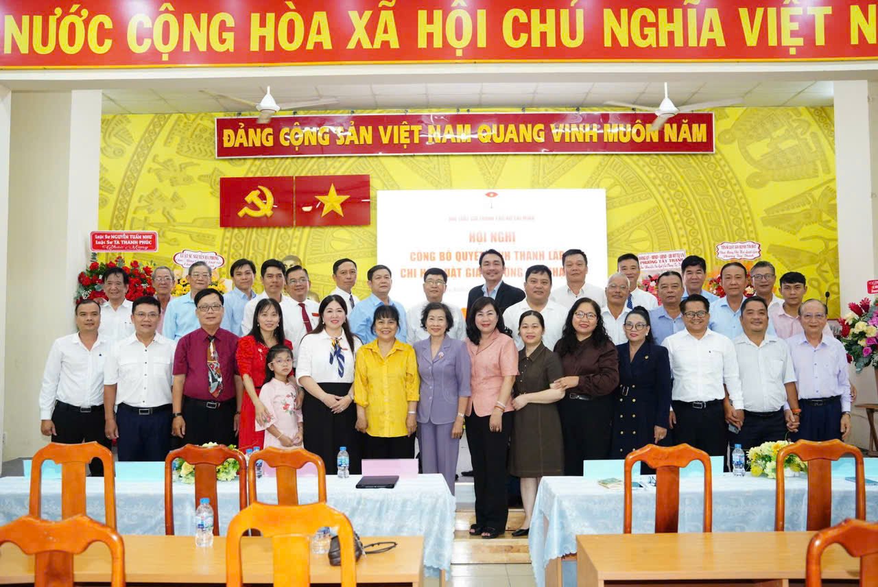 C&aacute;c đại biểu chụp h&igrave;nh lưu niệm.
