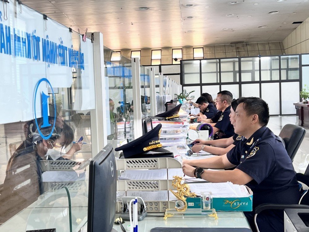 Hải quan cửa khẩu quốc tế Hữu Nghị làm thủ tục thông quan hàng hóa cho doanh nghiệp. Ảnh: NK Hải quan cửa khẩu quốc tế Hữu Nghị làm thủ tục thông quan hàng hóa cho doanh nghiệp. Ảnh: NK