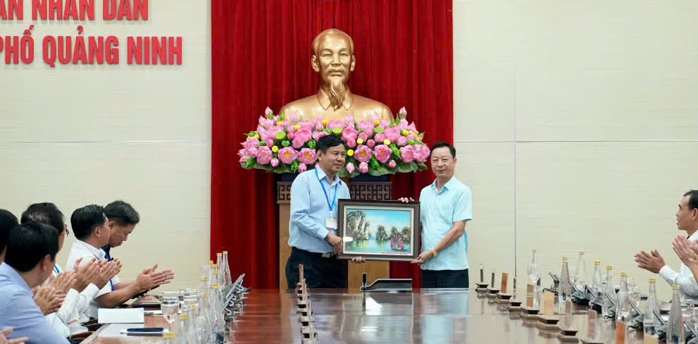 &Ocirc;ng L&ecirc; Văn &Aacute;nh, Ph&oacute; Chủ tịch UBND th&agrave;nh phố Quảng Ninh, trao tặng qu&agrave; lưu niệm cho &ocirc;ng Khăm-phăn Bun-pha-kh&ocirc;m, Ph&oacute; B&iacute; thư Đảng ủy, Thứ trưởng Bộ Tư ph&aacute;p, Đảng Nh&acirc;n d&acirc;n C&aacute;ch mạng L&agrave;o
