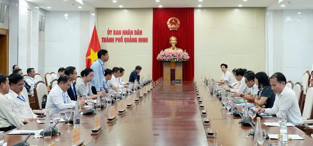 &Ocirc;ng Khăm-phăn Bun-pha-kh&ocirc;m, Ph&oacute; B&iacute; thư Đảng ủy, Thứ trưởng Bộ Tư ph&aacute;p L&agrave;o, Trưởng đo&agrave;n, ph&aacute;t biểu tại buổi l&agrave;m việc