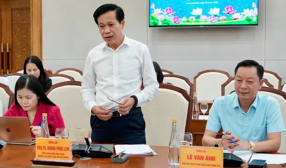 PGS.TS Ho&agrave;ng Ph&uacute;c L&acirc;m, Ph&oacute; Gi&aacute;m đốc Học viện Ch&iacute;nh trị quốc gia Hồ Ch&iacute; Minh, ph&aacute;t biểu tại buổi l&agrave;m việc
