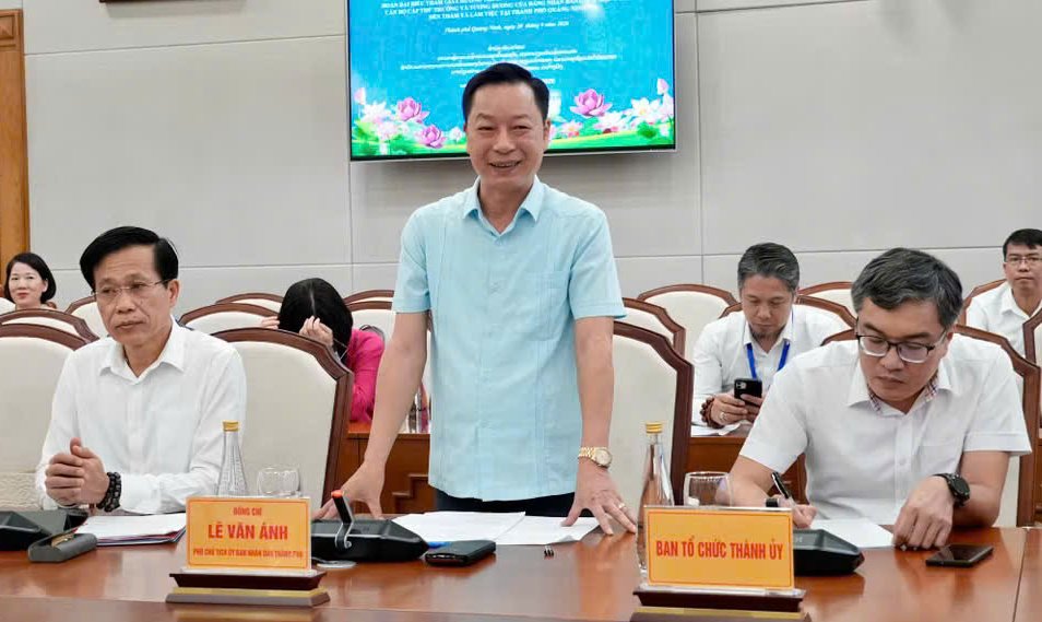 &Ocirc;ng L&ecirc; Văn &Aacute;nh, Ph&oacute; Chủ tịch UBND th&agrave;nh phố Quảng Ninh, b&agrave;y tỏ vui mừng được đ&oacute;n tiếp Đo&agrave;n đại biểu tham gia Chương tr&igrave;nh nghi&ecirc;n cứu, trao đổi chuy&ecirc;n đề d&agrave;nh cho c&aacute;n bộ cấp thứ trưởng v&agrave; tương đương của Đảng Nh&acirc;n d&acirc;n C&aacute;ch mạng L&agrave;o