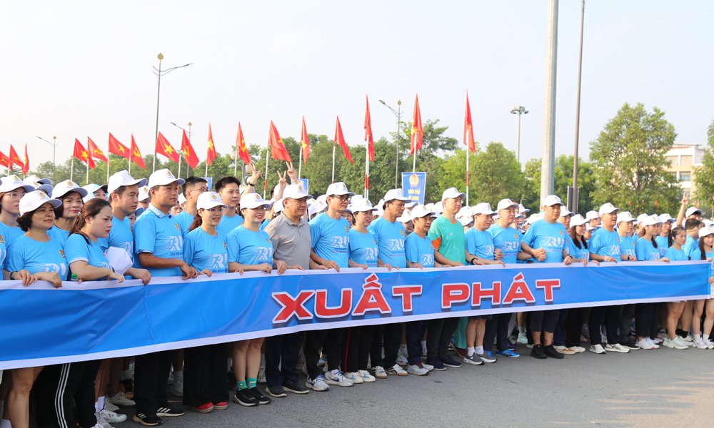 C&aacute;c đại biểu, vận động vi&ecirc;n trước vạch xuất ph&aacute;t.