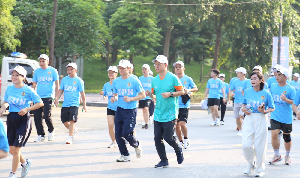 C&aacute;c đại biểu v&agrave; vận động vi&ecirc;n tr&ecirc;n đường chạy.