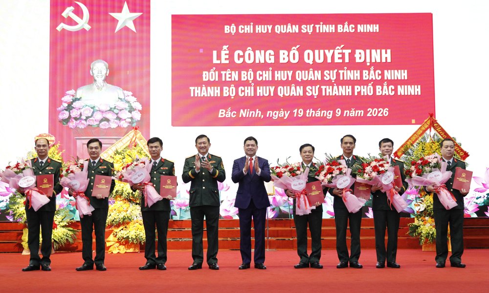 Các đồng chí Trung tướng La Công Phương và Nguyễn Hồng Thái trao Quyết định về nhân sự cán bộ. Các đồng chí Trung tướng La Công Phương và Nguyễn Hồng Thái trao Quyết định về nhân sự cán bộ.