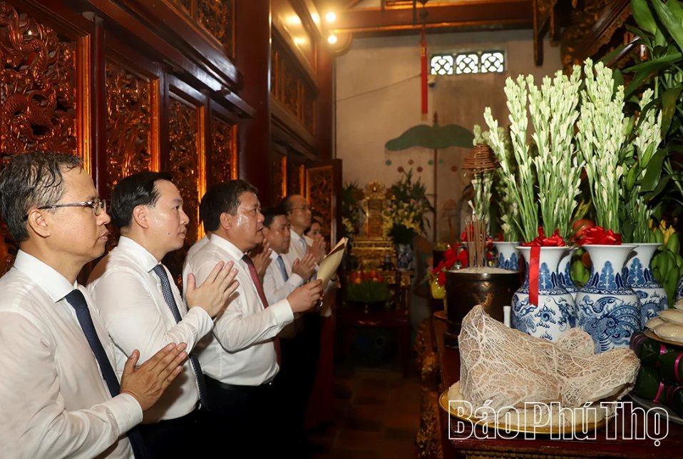 Đoàn thành kính dâng hương tưởng niệm các Vua Hùng. Đoàn thành kính dâng hương tưởng niệm các Vua Hùng.