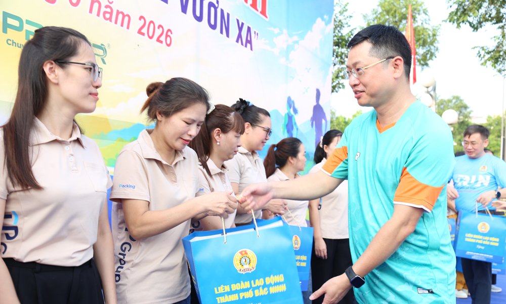 Đồng ch&iacute; Trần Huy Phương trao qu&agrave; của Li&ecirc;n đo&agrave;n Lao động th&agrave;nh phố tặng c&aacute;c đo&agrave;n vi&ecirc;n c&ocirc;ng đo&agrave;n.